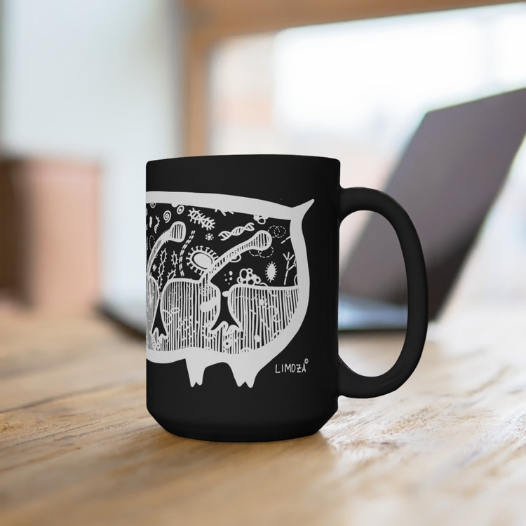 Taza negra de cerámica con tardígrado